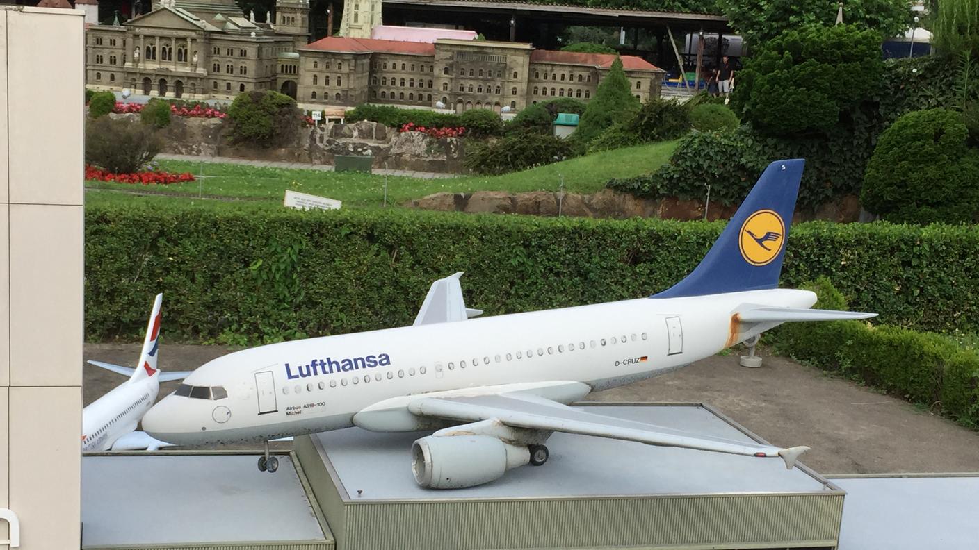 Un aereo appoggiato sopra un hangar