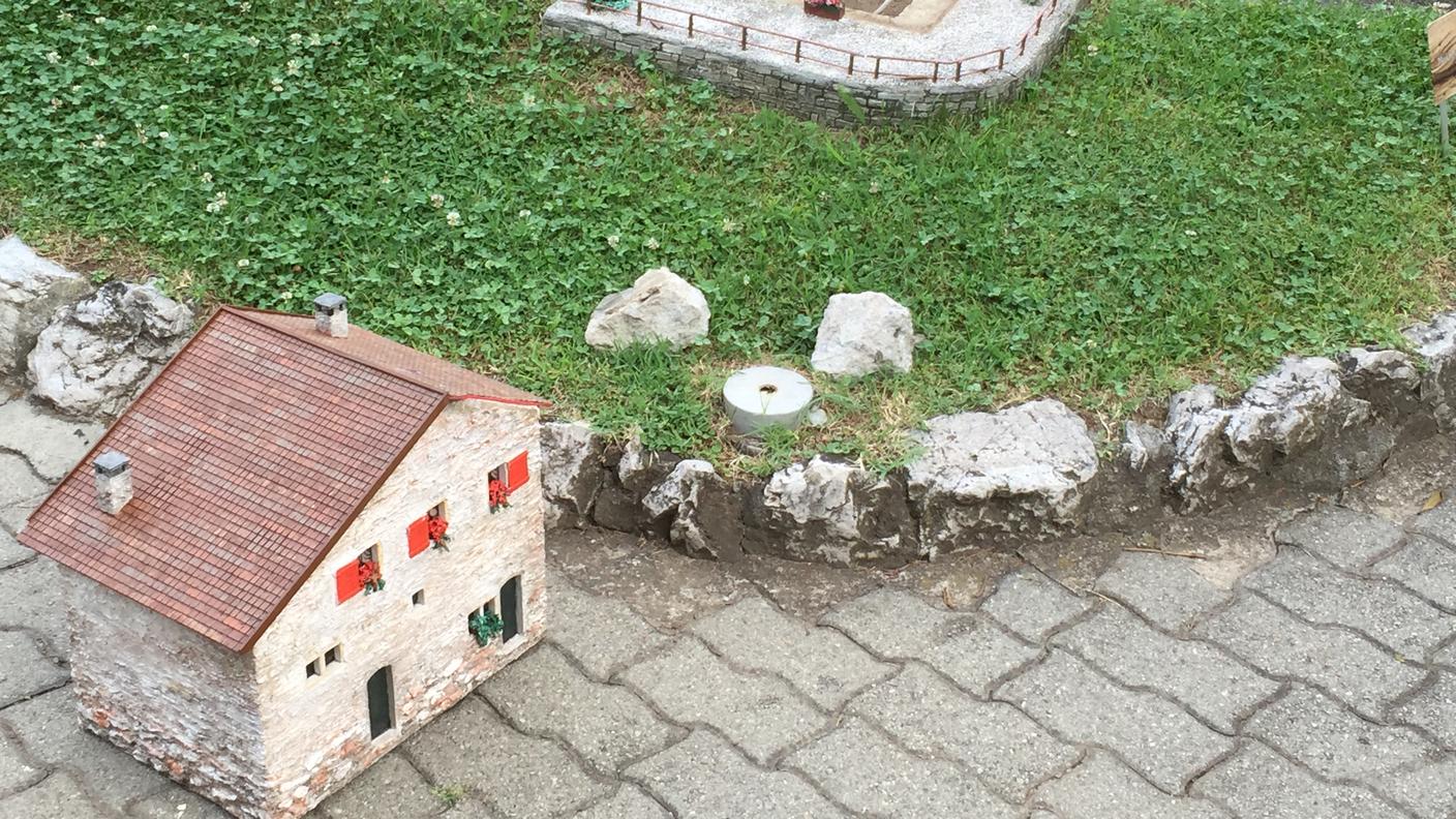 Una costruzione spostata nel sentiero dei visitatori