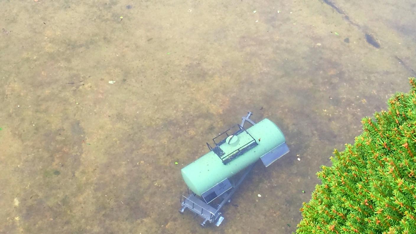 Un vagone buttato nel laghetto artificiale
