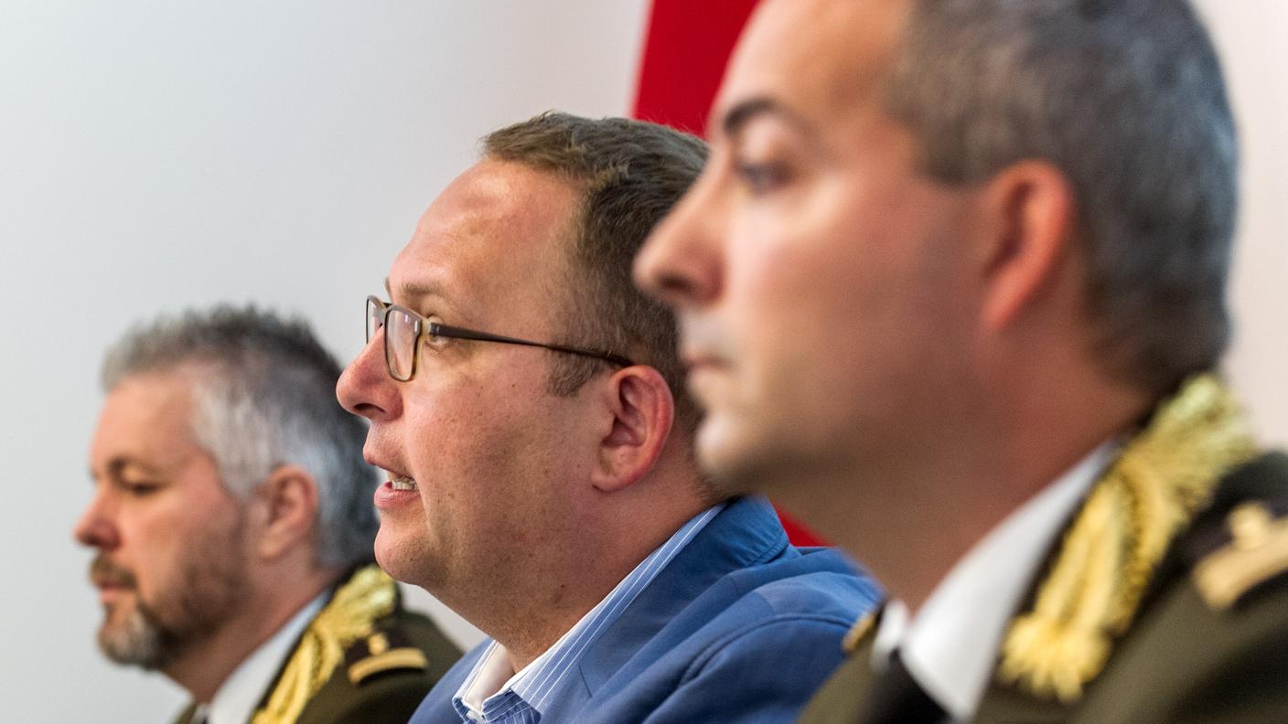 Norman Gobbi tra il capo della gendarmeria, Decio Cavallini (a sin.), e il comandante della cantonale, Matteo Cocchi