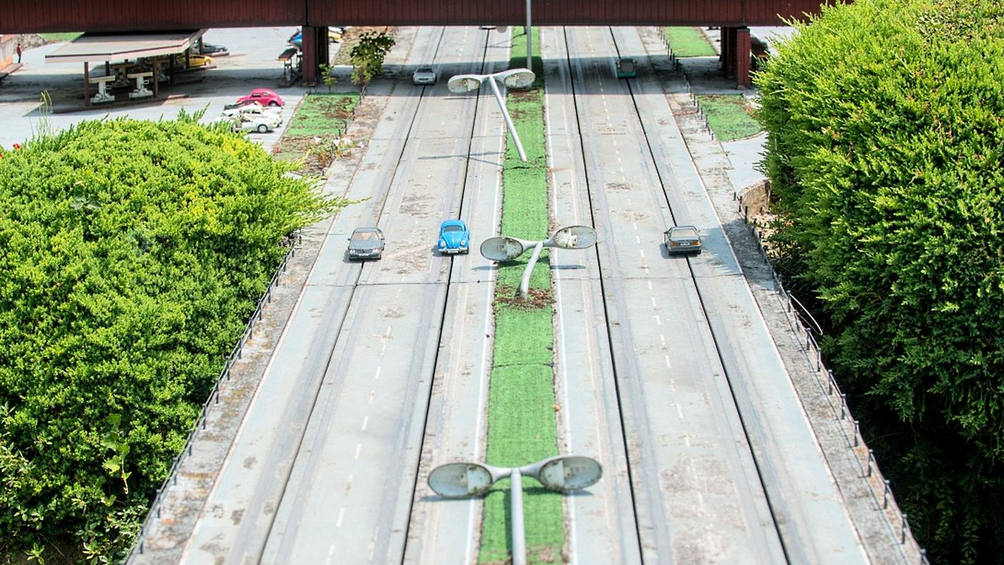 Un dettaglio dell'autostrada con i pali della luce divelti