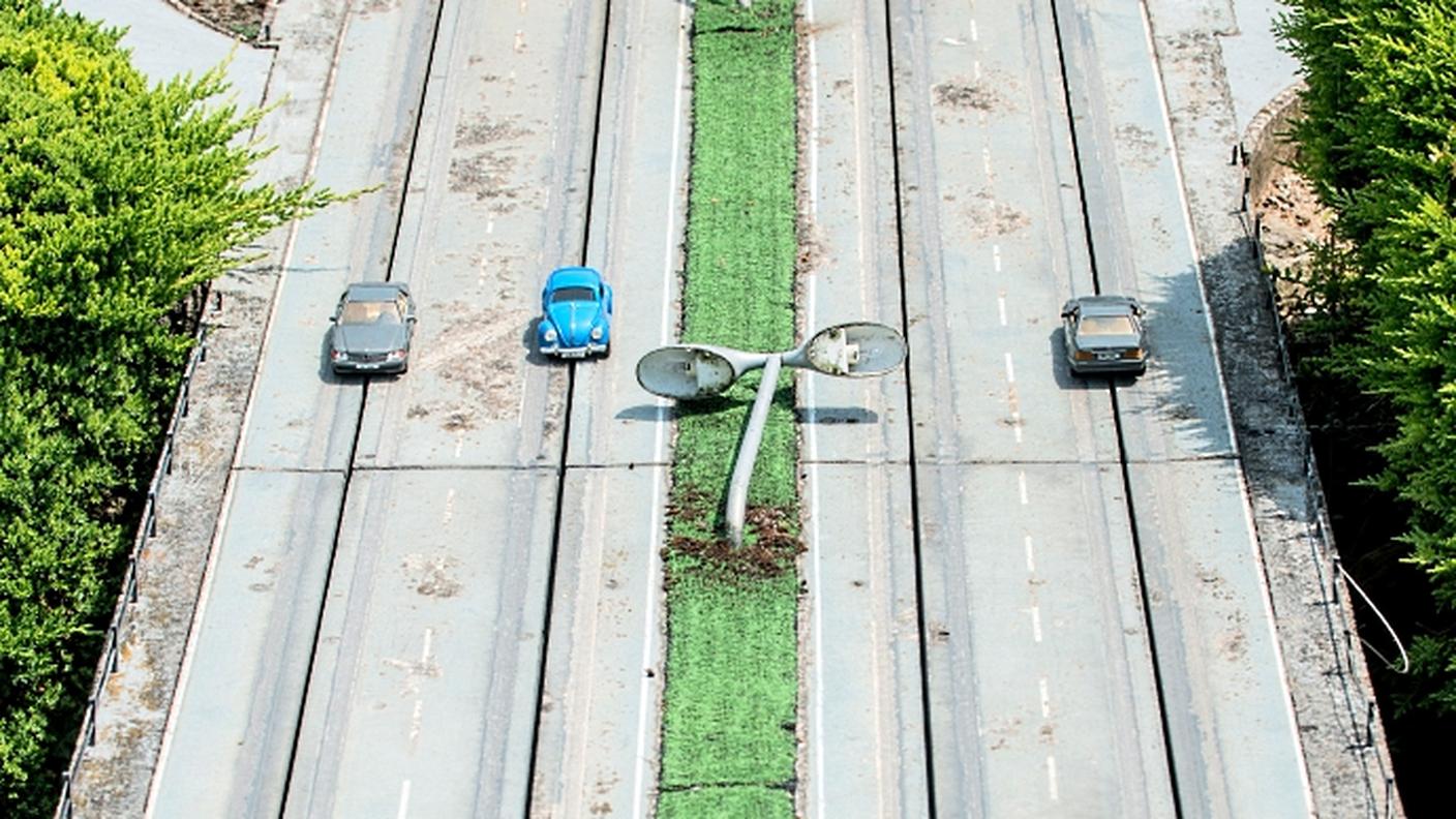Un dettaglio dell'autostrada con i pali della luce divelti