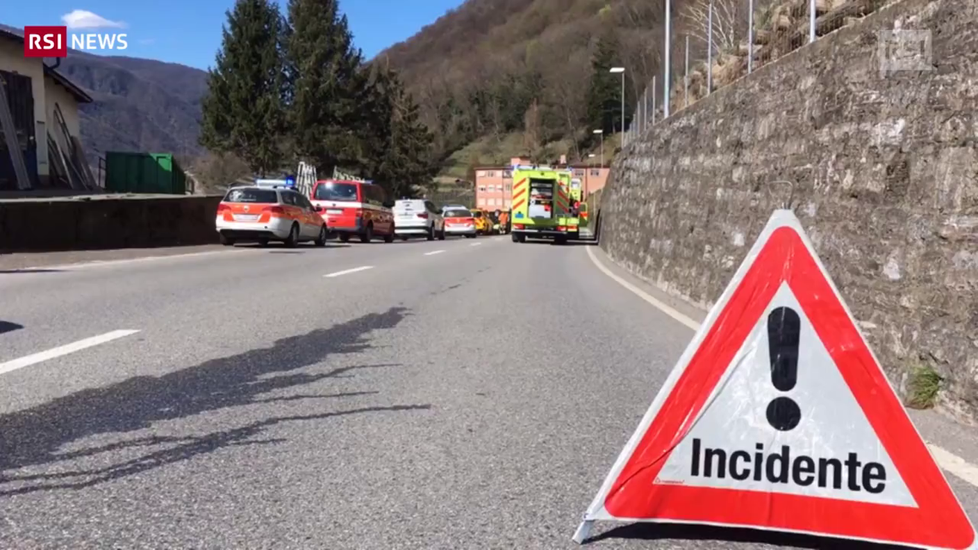 Mendrisio, auto si rovescia sul tetto