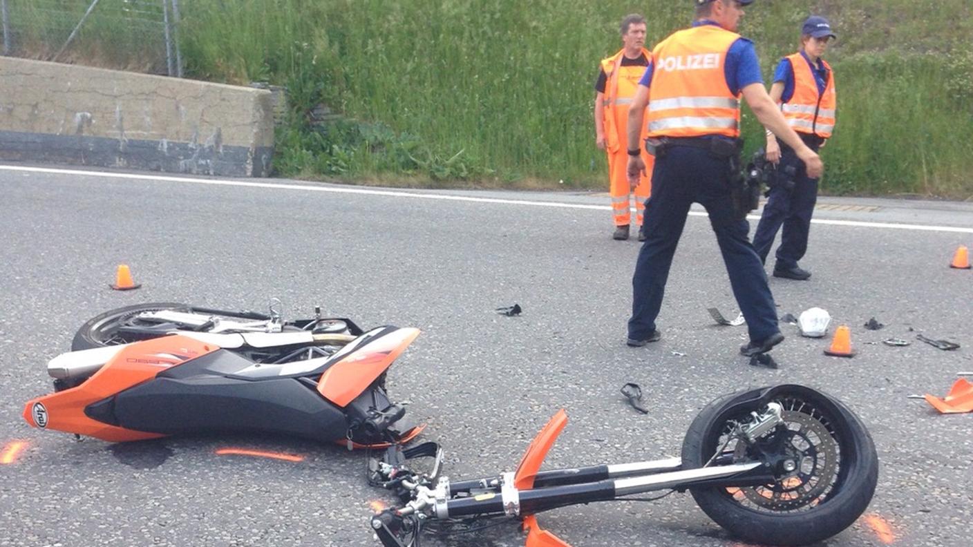 La motocicletta si è spezzata in due