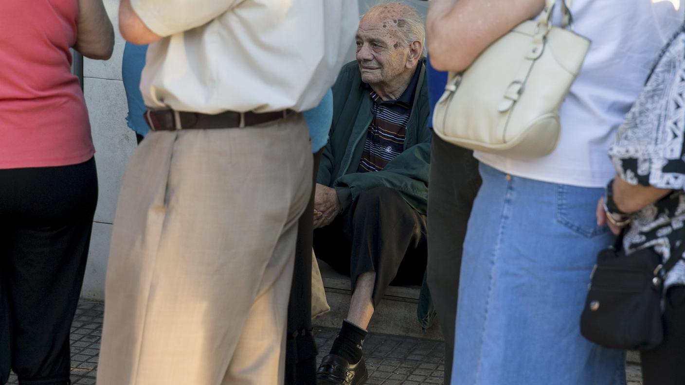 Pensionati in fila davanti alle banche