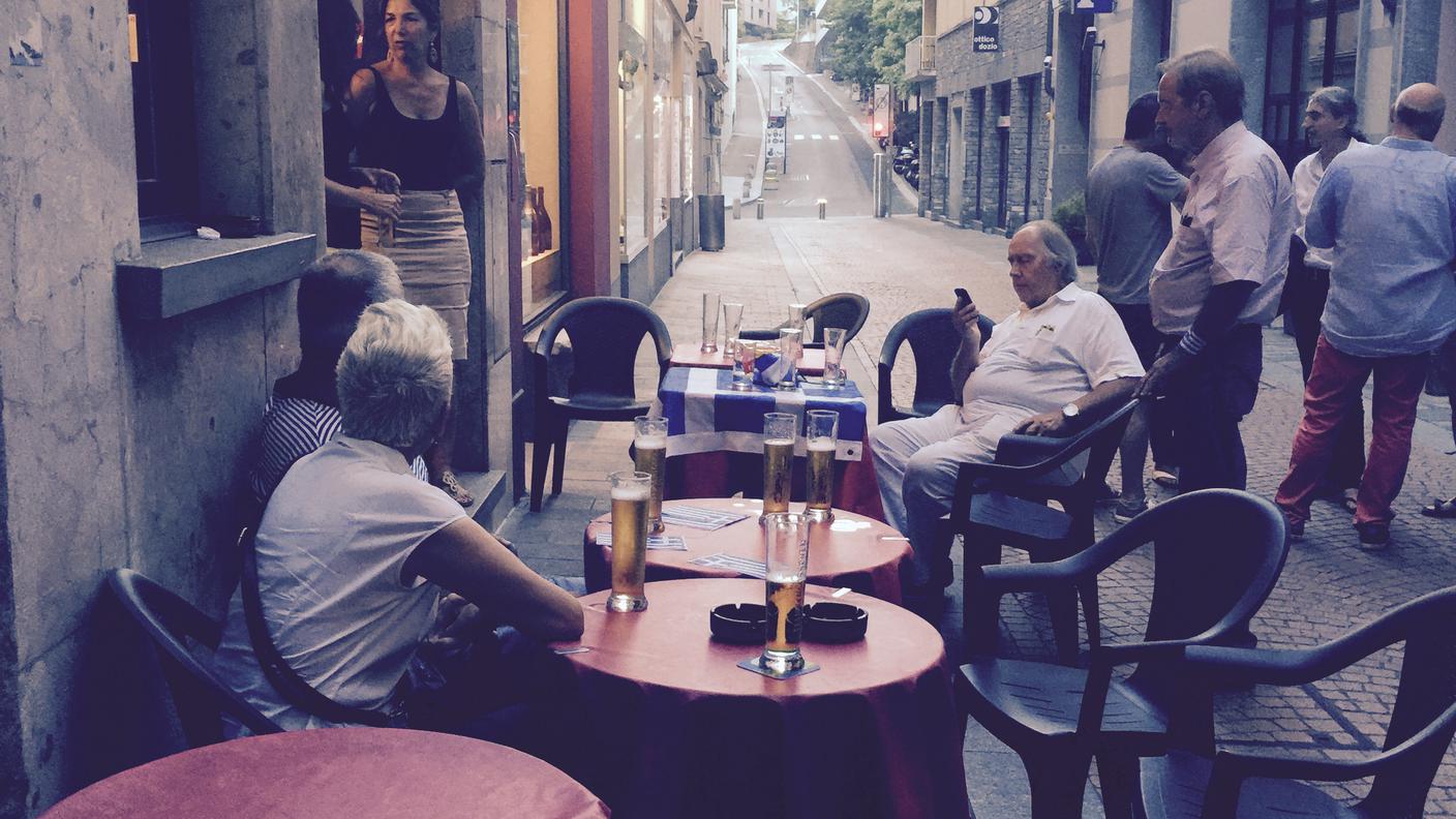 Al bar ad aspettare i risultati