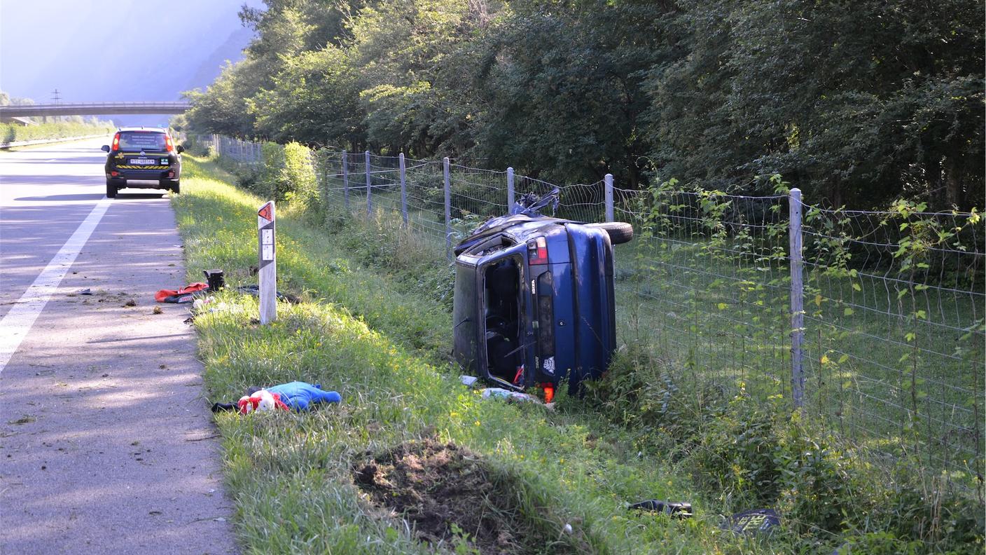 L'auto finita fuori strada