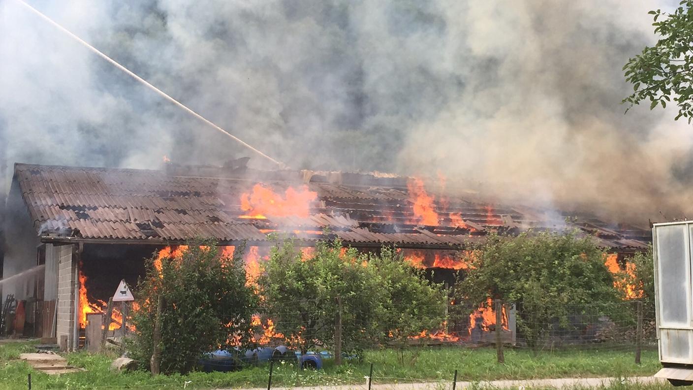 L'intera costruzione è in preda alle fiamme