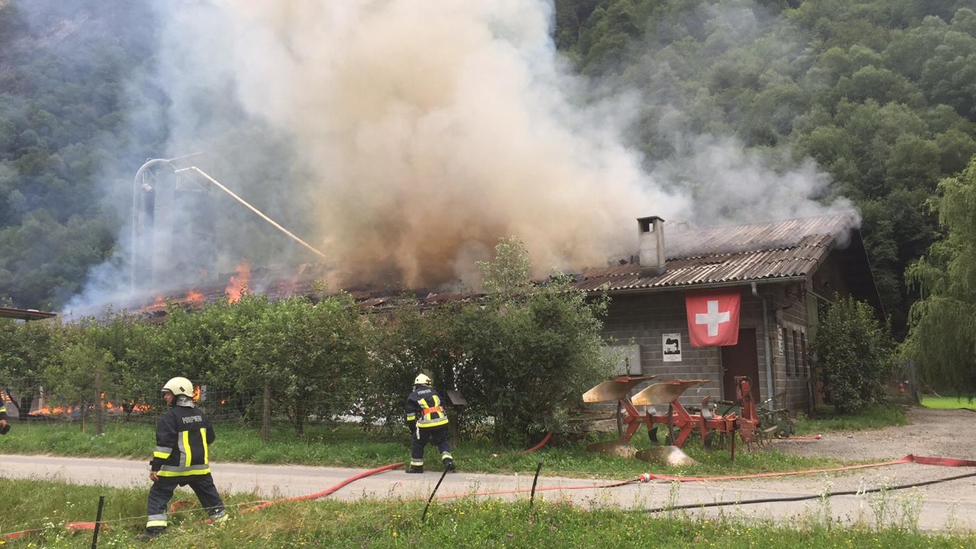 L'intera costruzione è in preda alle fiamme
