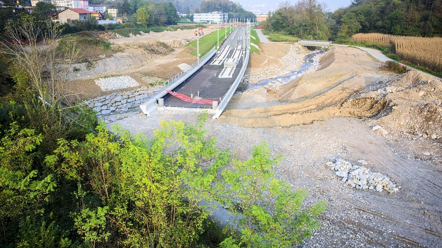 Il confine italo-svizzero del cantiere: la parte italiana è ancora tutta vegetazione