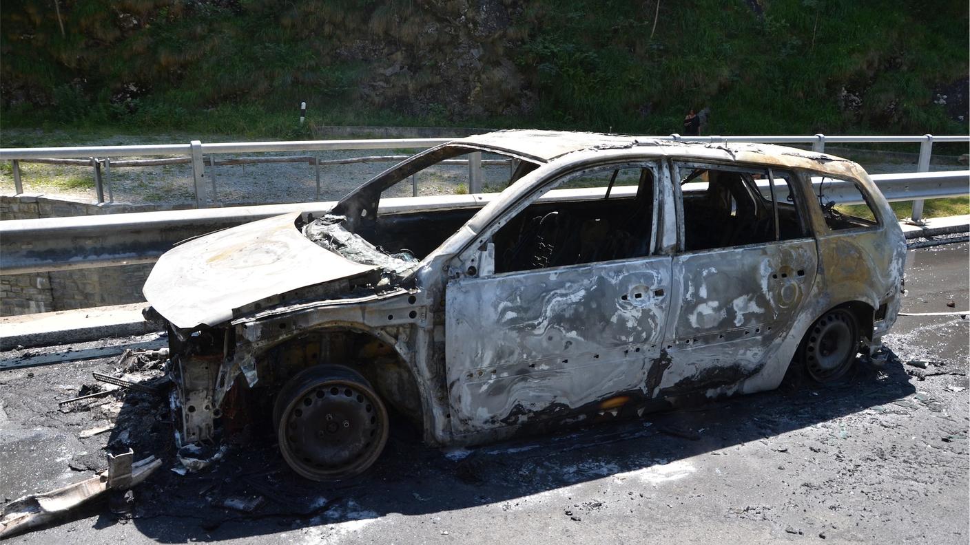 Quel che rimane della Renault carbonizzata dal fuoco