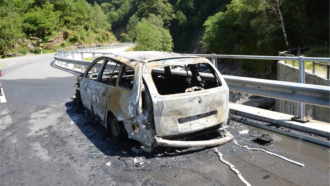 Il guidatore ha fatto in tempo a salvarsi prima dell'incendio