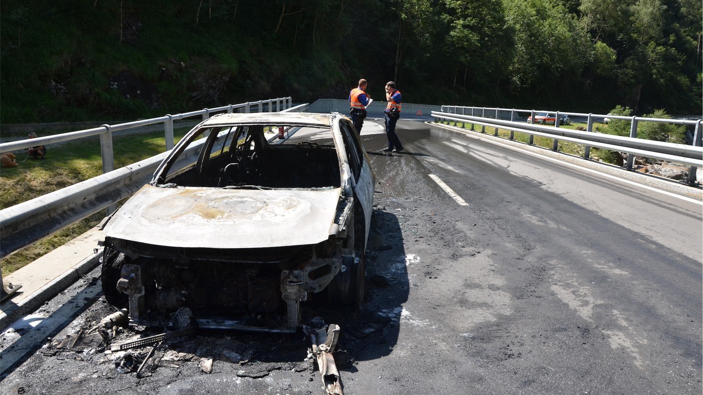 Il rogo non ha lasciato molto della vettura bruciata in Val Calanca