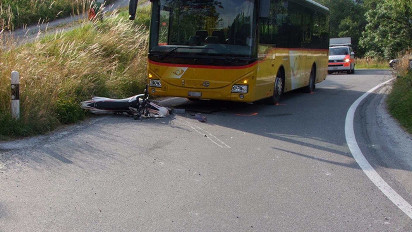 La moto è andata distrutta nella collisione con l'autopostale