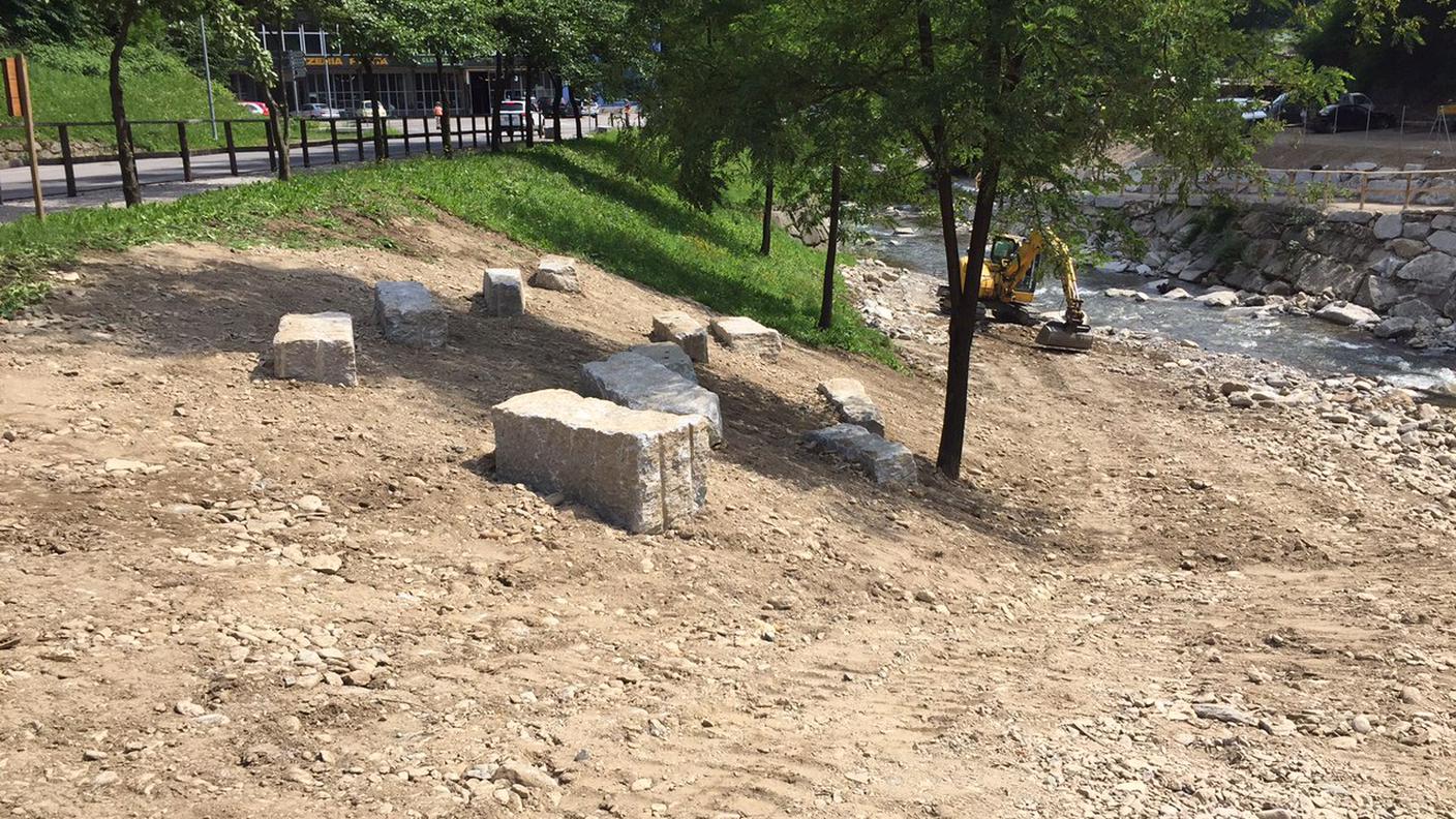 Una foto dei lavori svolti al momento della sistemazione della passerella restaurata