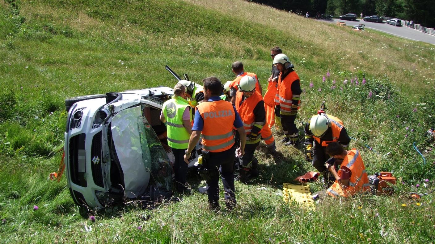 La vettura rovesciatasi sulla strada dello Splügen martedì pomeriggio