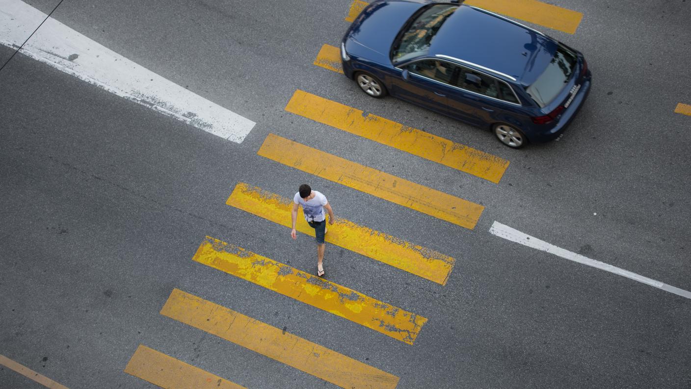 La donna è stata investita mentre attraversava la strada sulle strisce