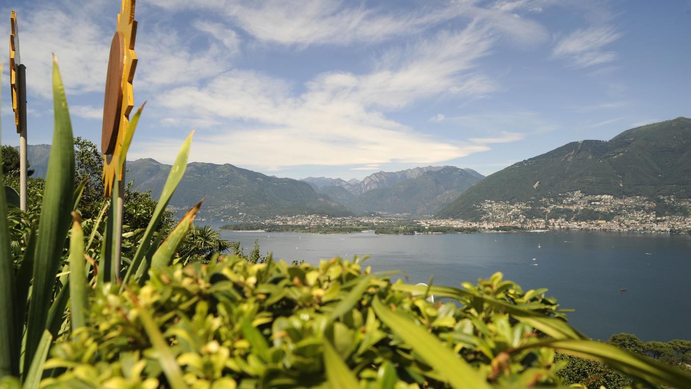 Il Lago Maggiore visto dalle rive di Fosano, nel Gambarogno