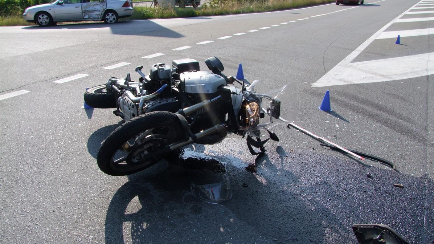 L'auto e la moto coinvolte nell'incidente di Schiers