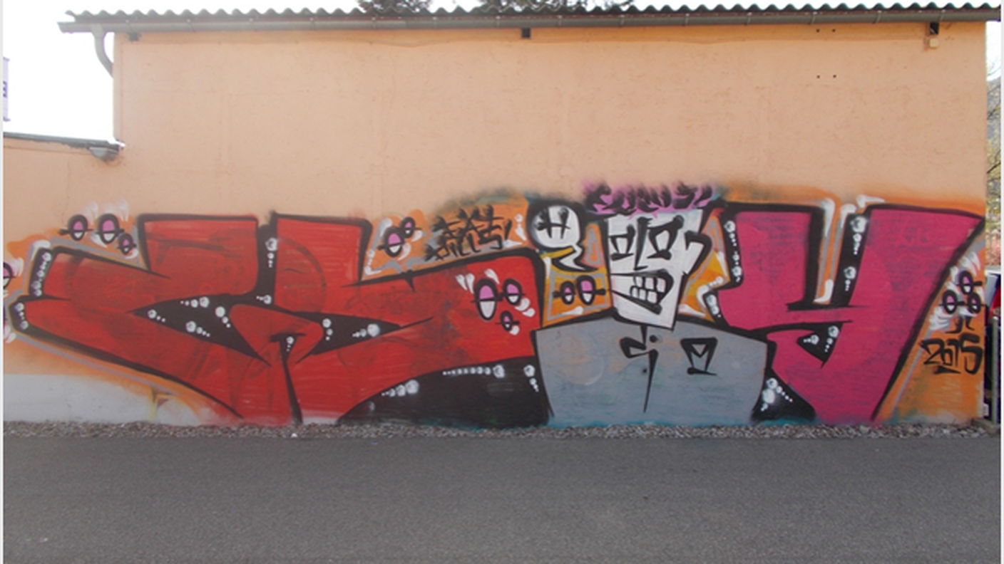 Uno dei graffiti di cui i due giovani hanno ammesso la paternità