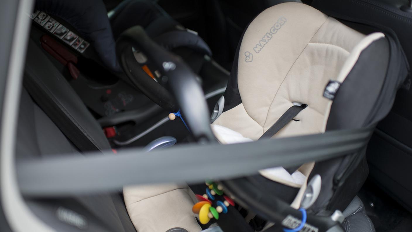 Bloccata in auto e allacciata al seggiolino, la bimba non poteva uscire