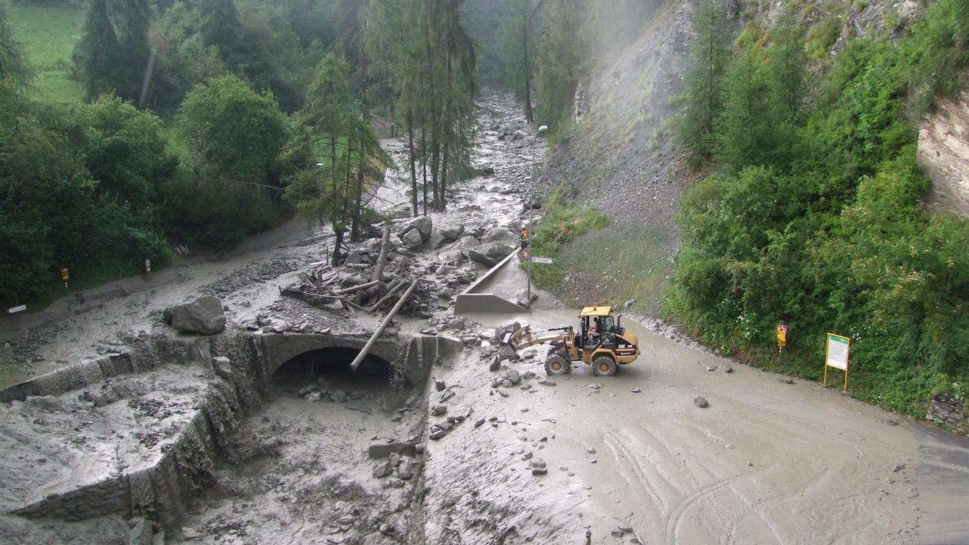 I lavori in atto dopo l'esondazione del torrente Clozza a Scuol