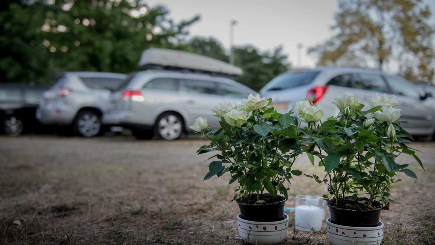 Nel camping di Muzzano fiori e lumini in memoria della piccola