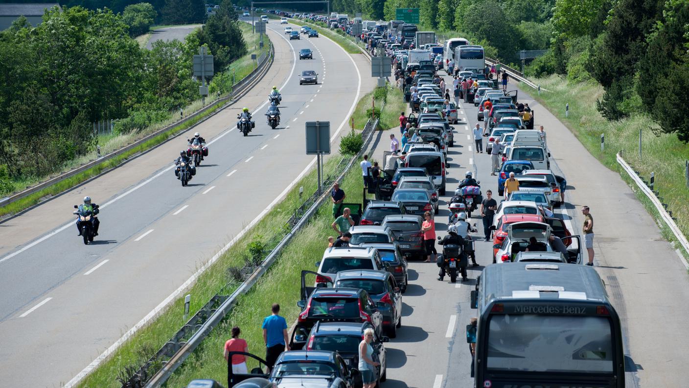 Il traffico congestionato paralizza l'autostrada A2 in Leventina