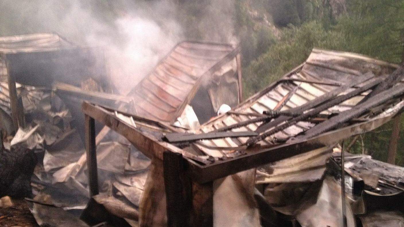Quel che resta delle baracche bruciate in Val Tomè
