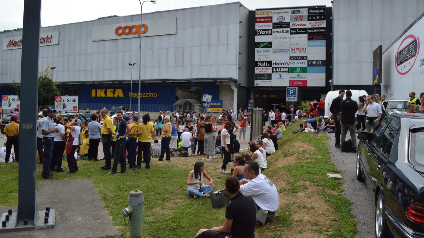 Clienti ed operatori dei negozi nell'area del parcheggio