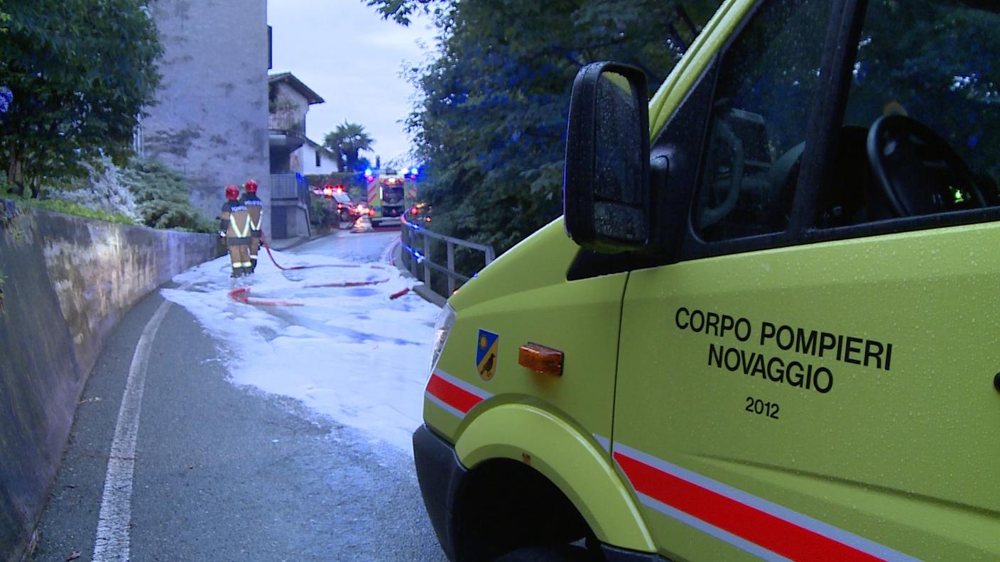 Le fiamme hanno interessato l’intero piano, intaccando anche il tetto