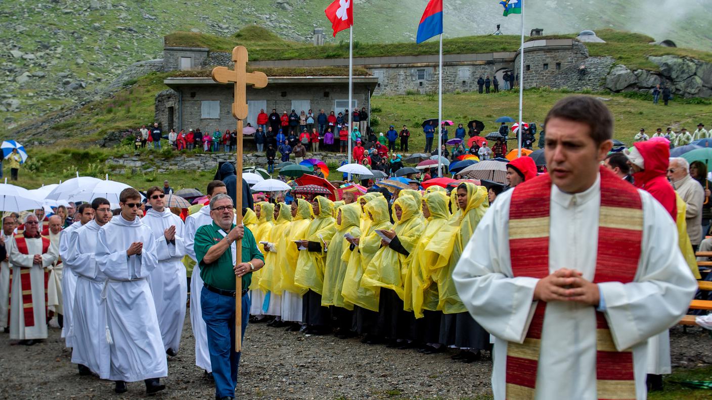 La processione dei prelati che ha preceduto la funzione