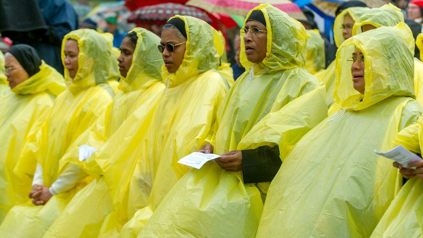 Le suore in giallo sul Passo per proteggersi dalle pioggia