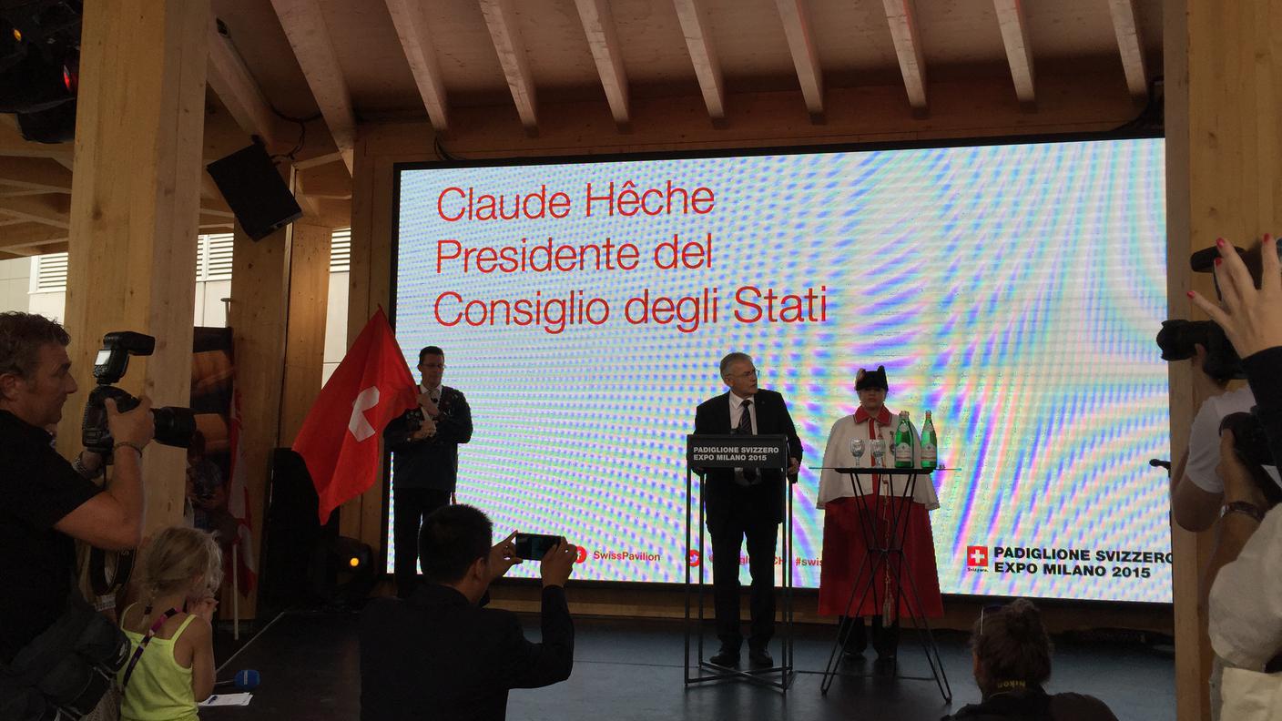 Claude Hêche prende al parola al padiglione elvetico