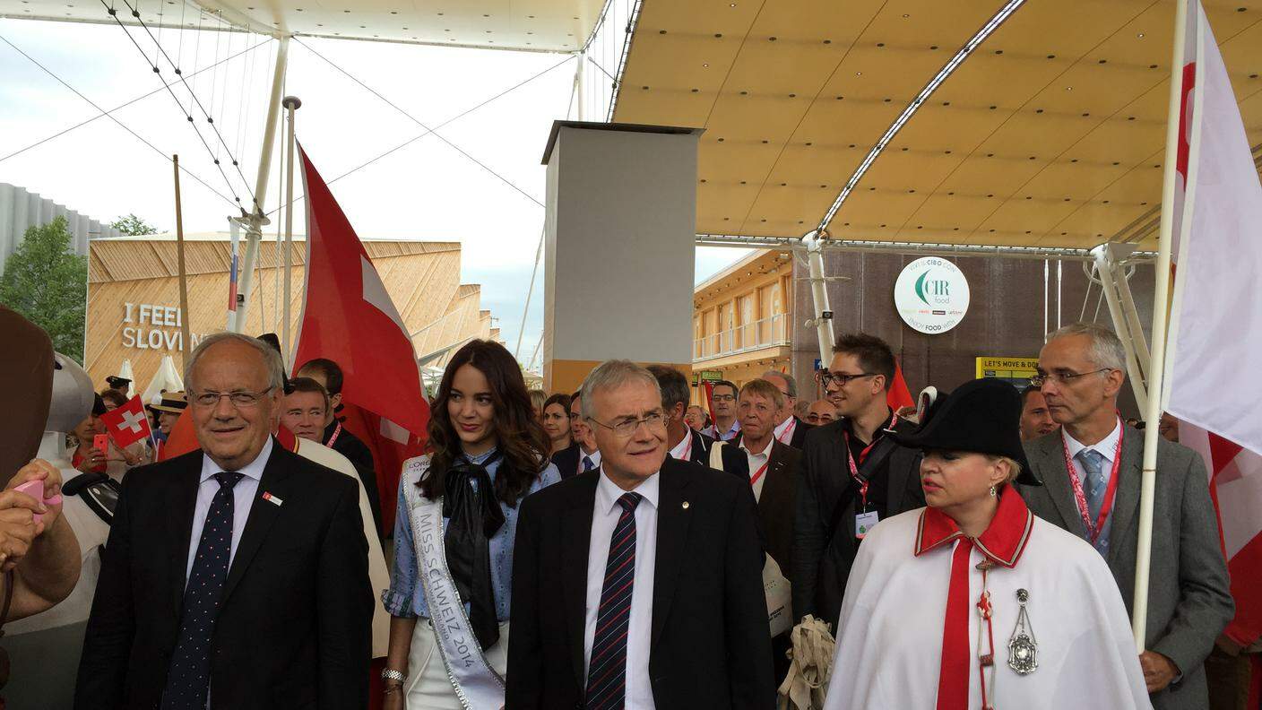L'arrivo del consigliere federale del presidente del Consiglio degli Stati accompagnati dalla Miss Svizzera Letizia Guerino