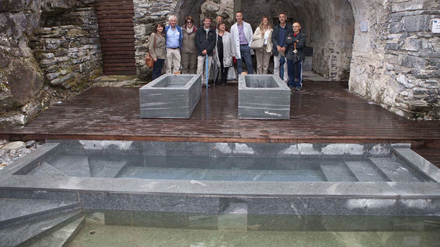 I partecipanti alla cerimonia di riapertura nelle rinnovate terme
