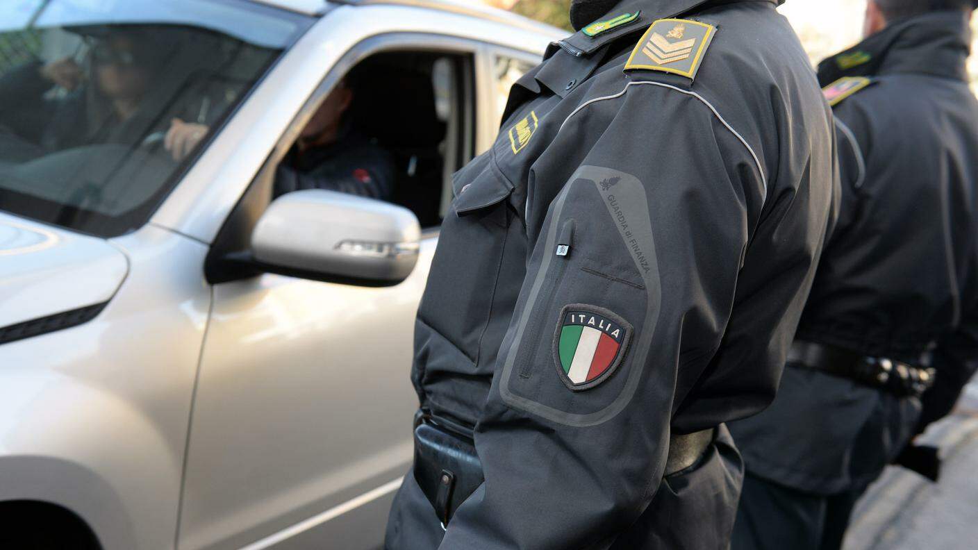 Gli agenti hanno sequestrato pure decine di migliaia di euro