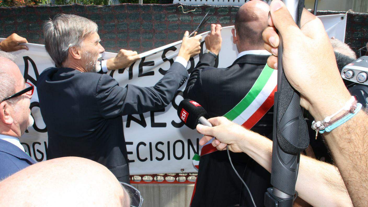 Il cartello di protesta di abitanti e sindaci in Valceresio è stato tolto da Delrio, Maroni e dai municipali italiani
