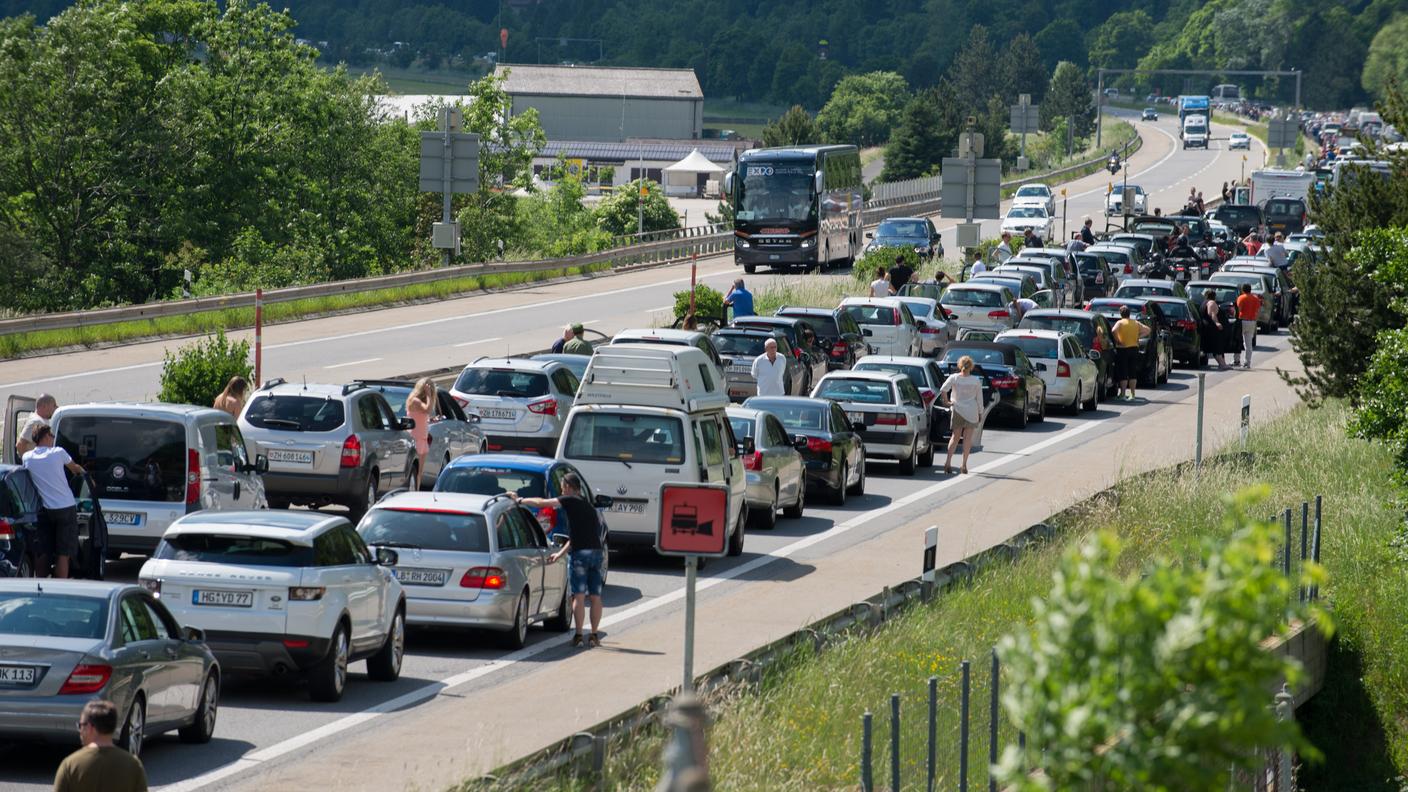 Lunghe attese per varcare le Alpi