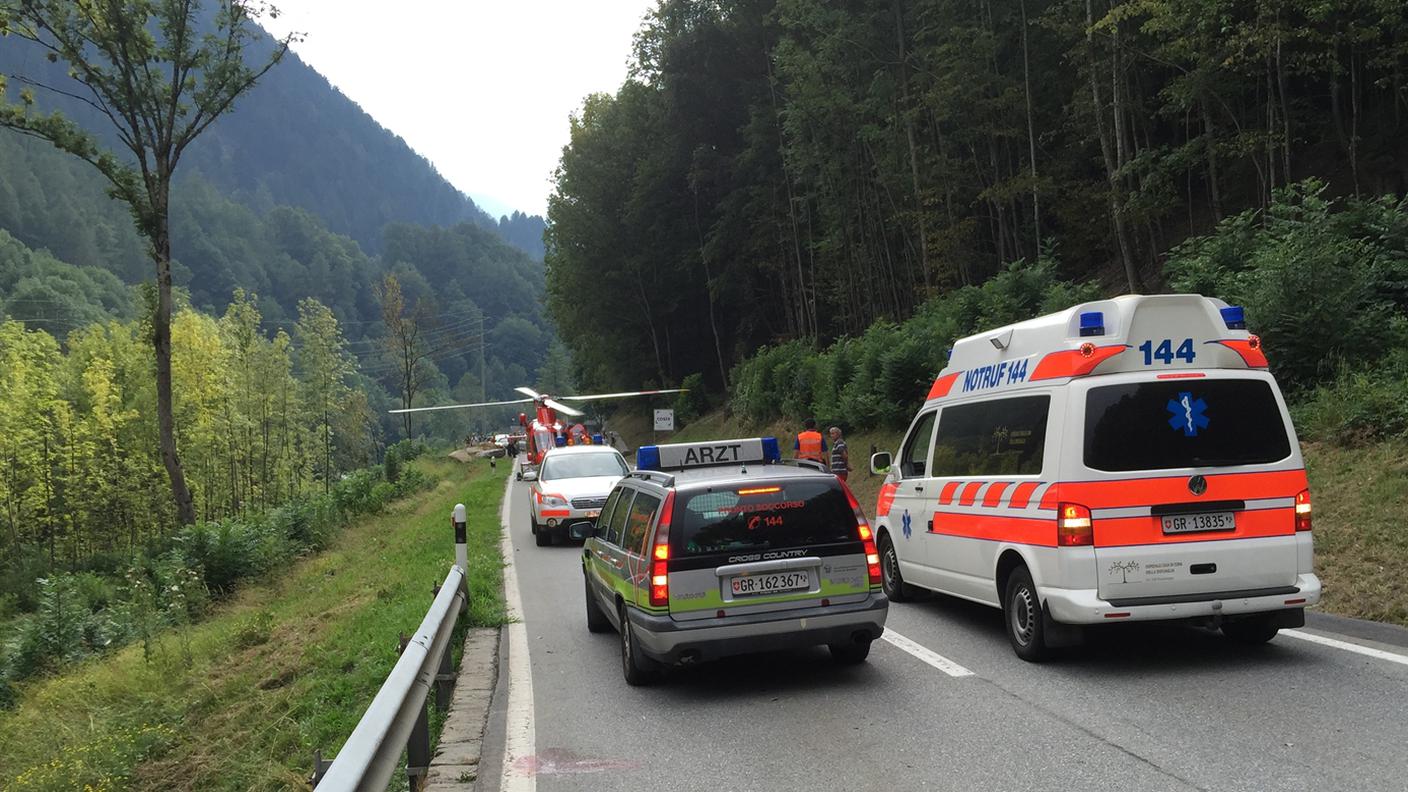 Il ciclista che non portava il casco ha subito gravi ferite al capo
