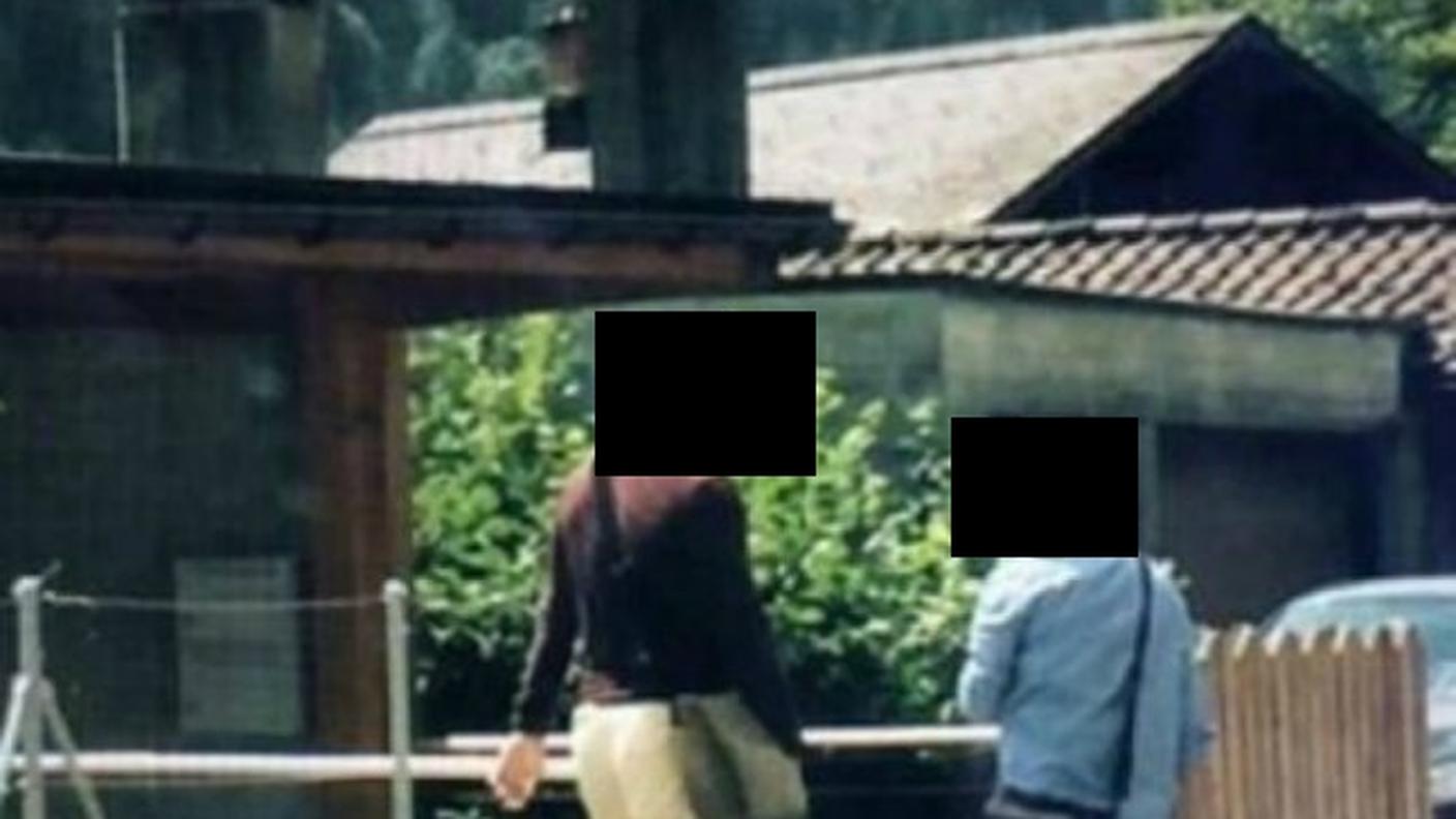 La coppia di presunti malviventi sospettati di fare foto a case e cilindri delle porte