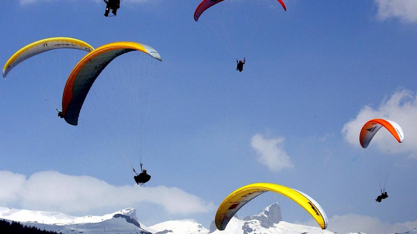 I due parapendisti sono stati soccorsi da un elicottero della REGA