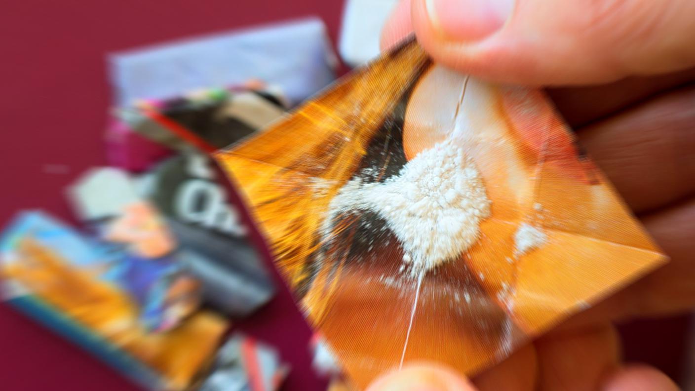 La polizia ha sequestrato alcune centinaia di grammi negli appartamenti delle persone arrestate
