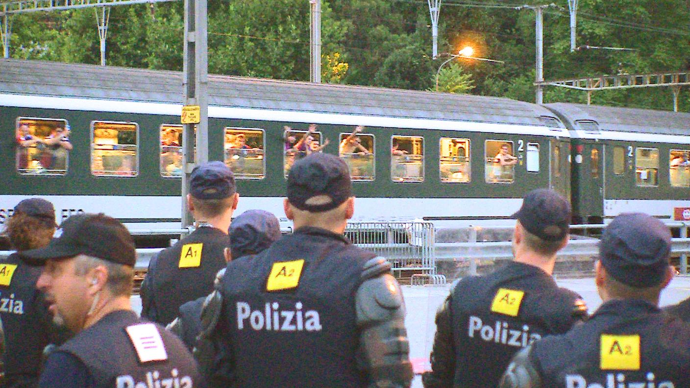 L'ultimo saluto dei tifosi alla città, una volta saliti sul treno speciale