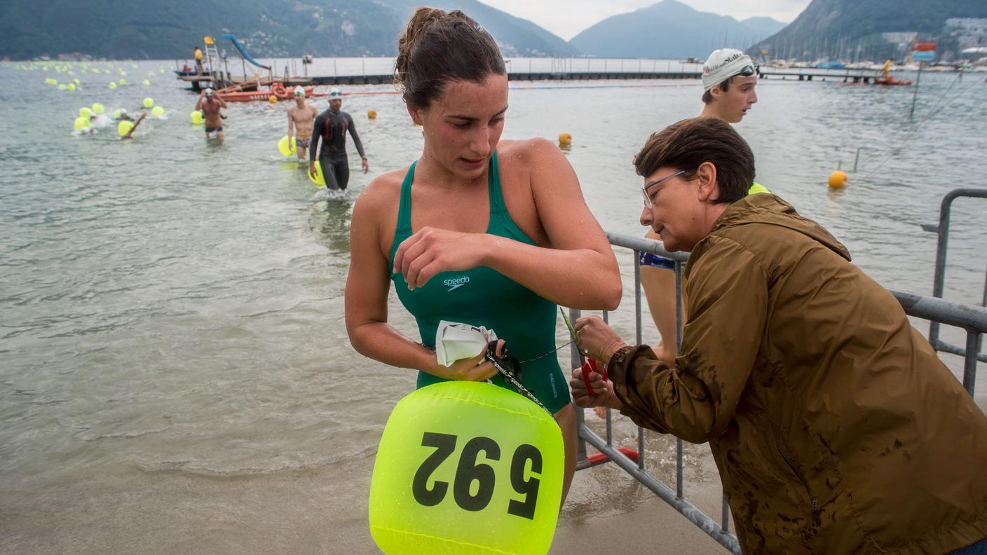 Una concorrente arriva nelle acque di Lugano dopo aver terminato la prova