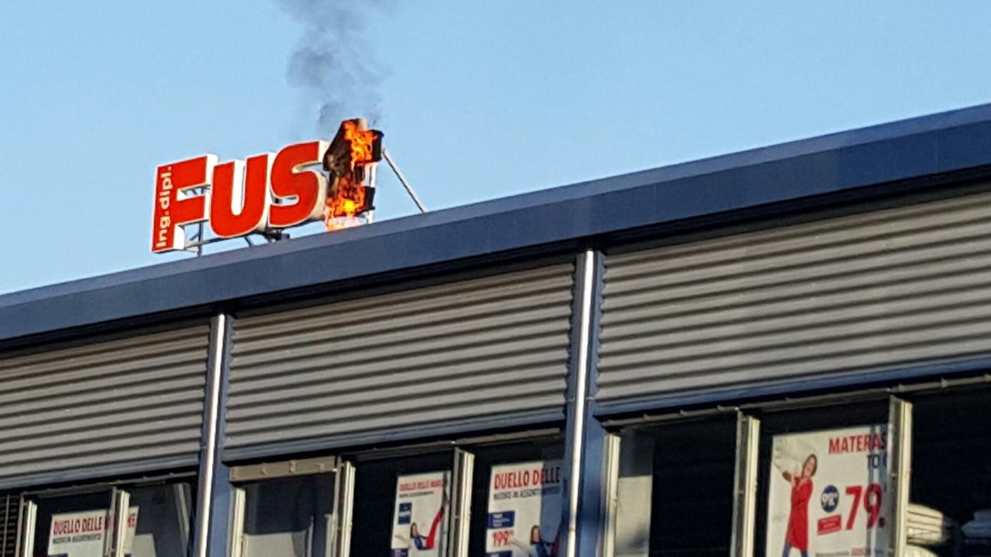 L'insegna in fiamme