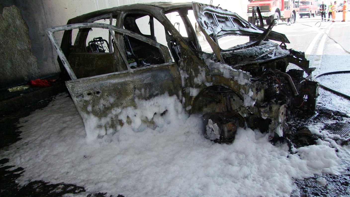 I resti della vettura distrutta dalle fiamme
