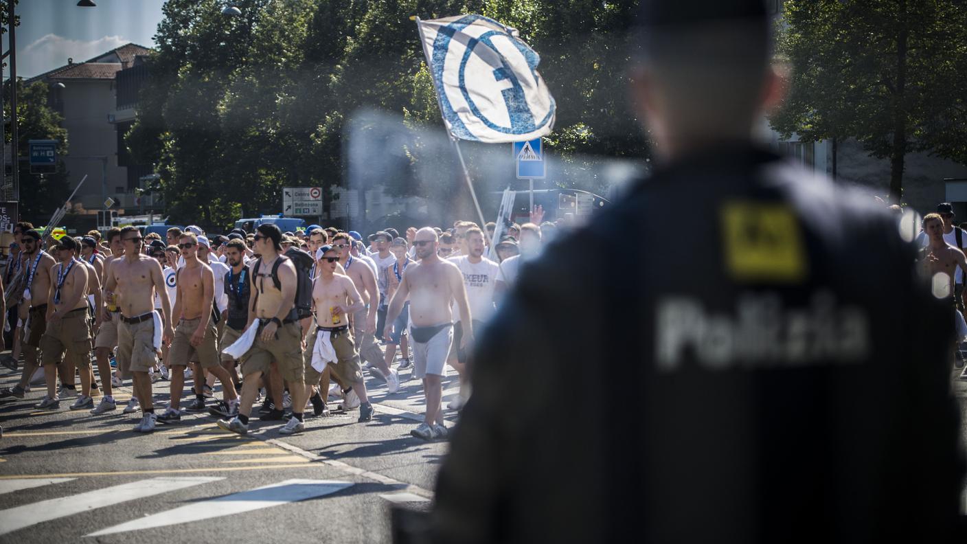Polizia schierata