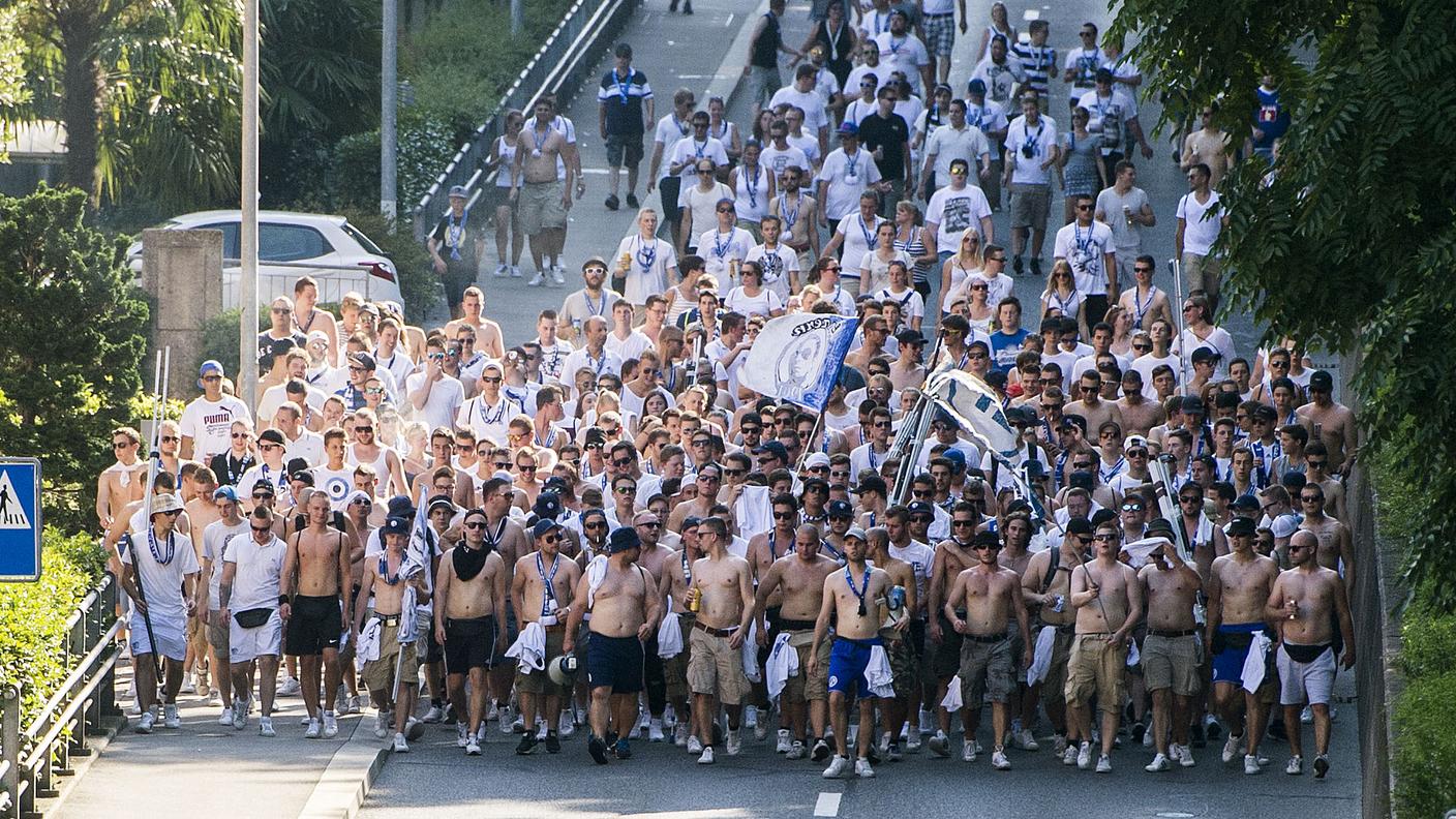Il corteo dei tifosi del Lucerna