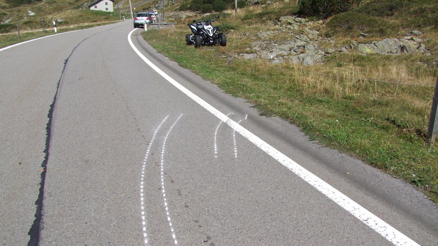 La zona dell'incidente con il quad sul ciglio della strada del passo